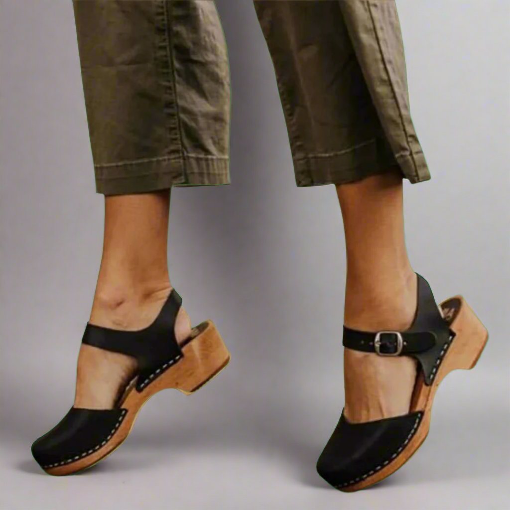 Women's Platform Clogs Wooden Heel Closed Toe - Retro Ankle Strap - Black